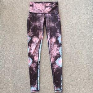 Teeki “Eagle feather pink hot pant” yoga leggings
